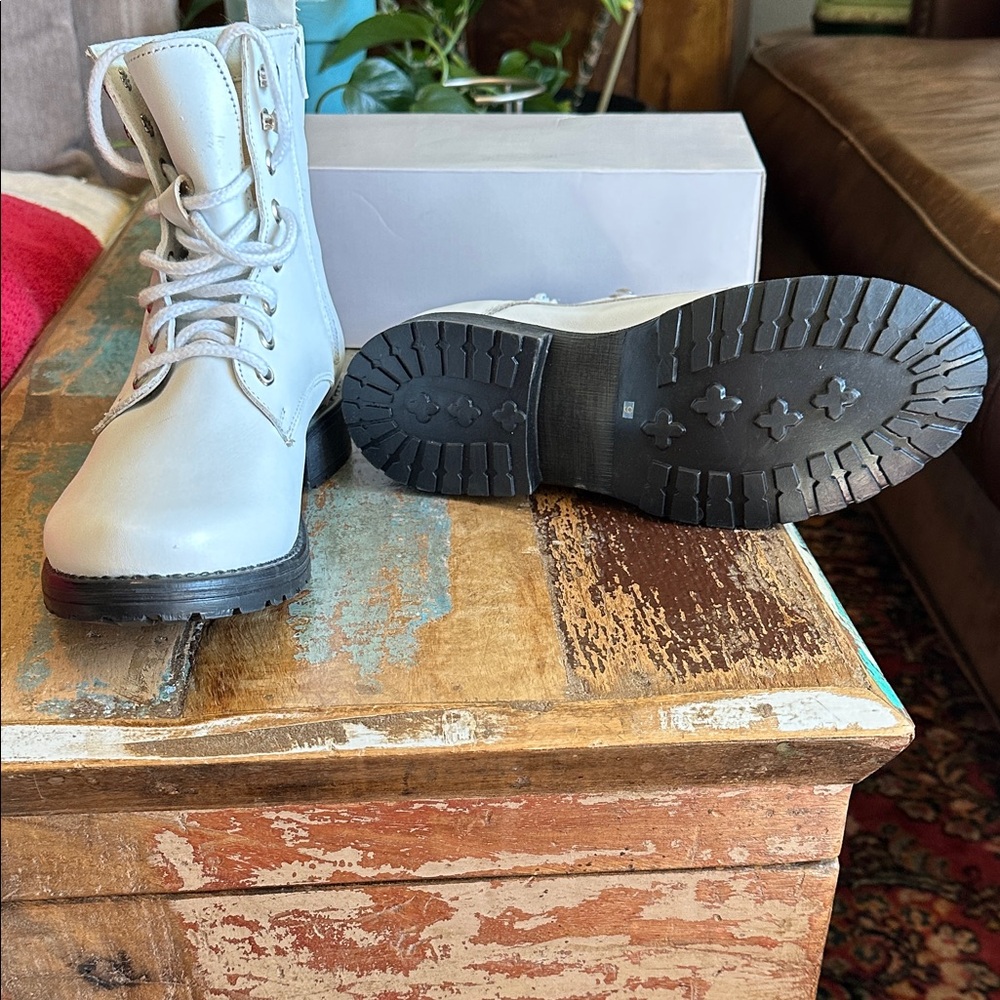 BRAND NEW WHITE BOOTS. NEVER WORN